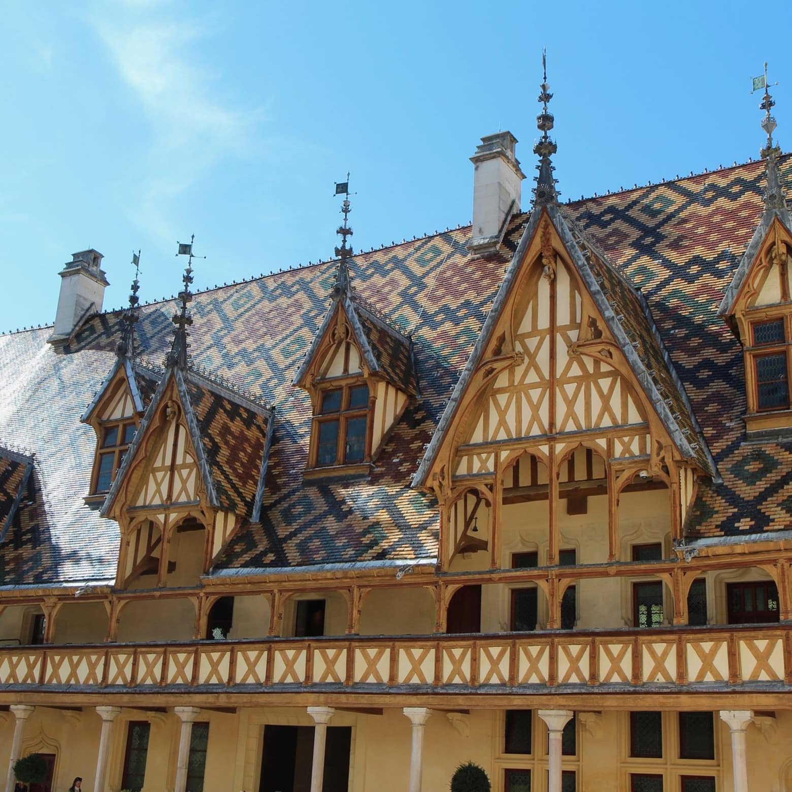 Les célèbres Hospices avec leurs toits de tuiles peintes et leur Salle des malades