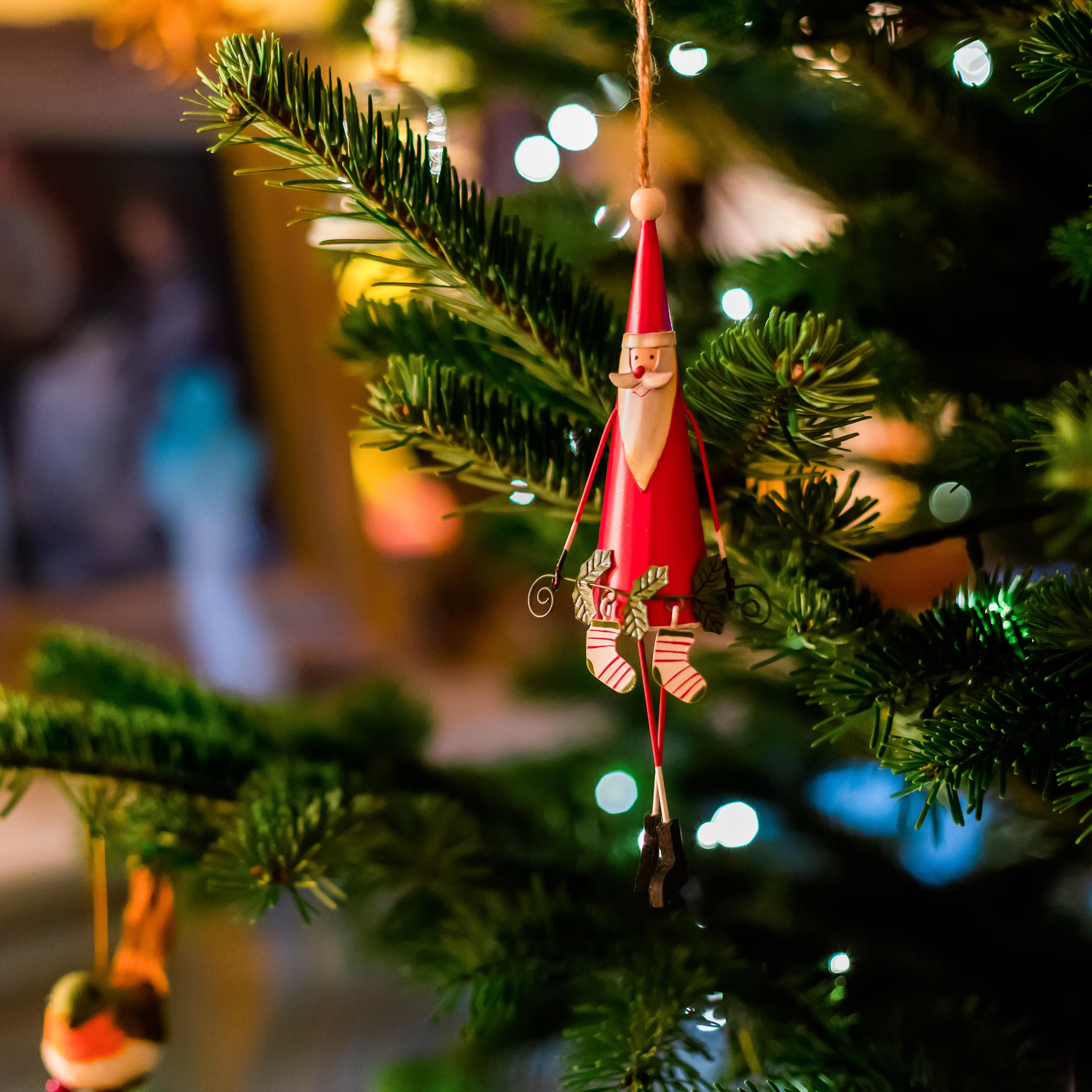 Un Père Noël accroché au sapin