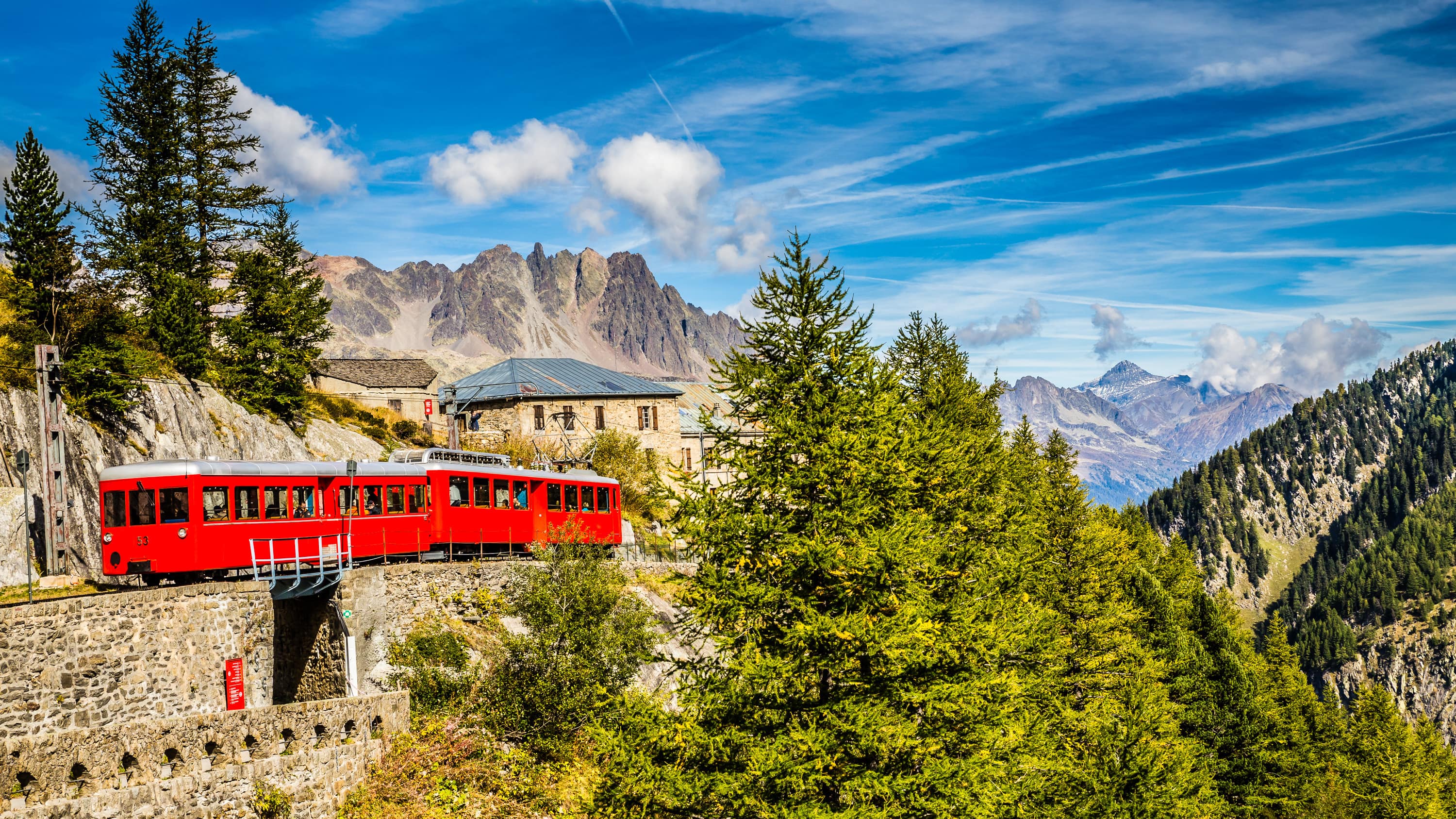 Train rouge à crémaillère de Montenvers cheminant vers la Mer de glace près de Chamonix
