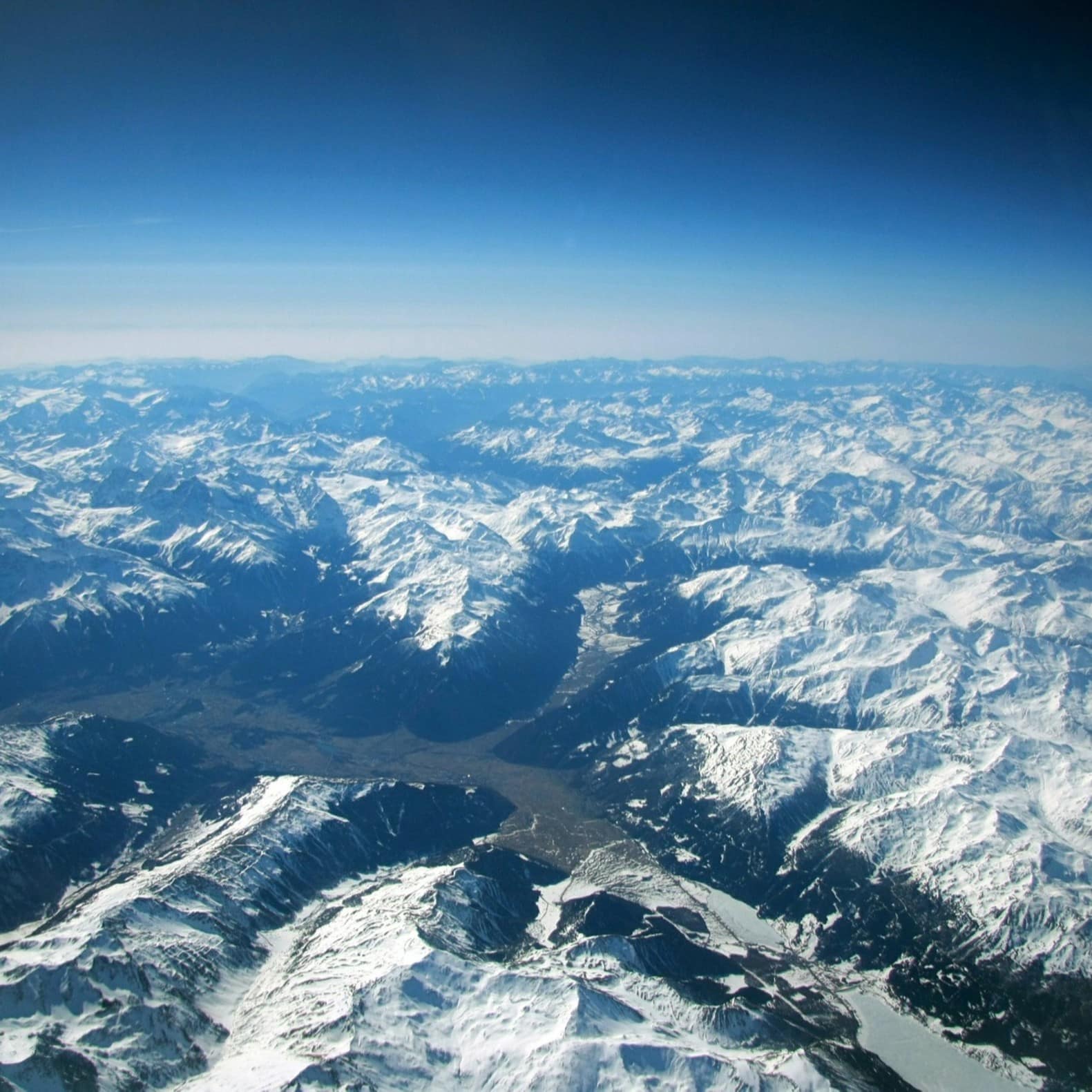 Vue du ciel, la masse sombre et enneigée des Pyrénées est encore plus impressionnante !