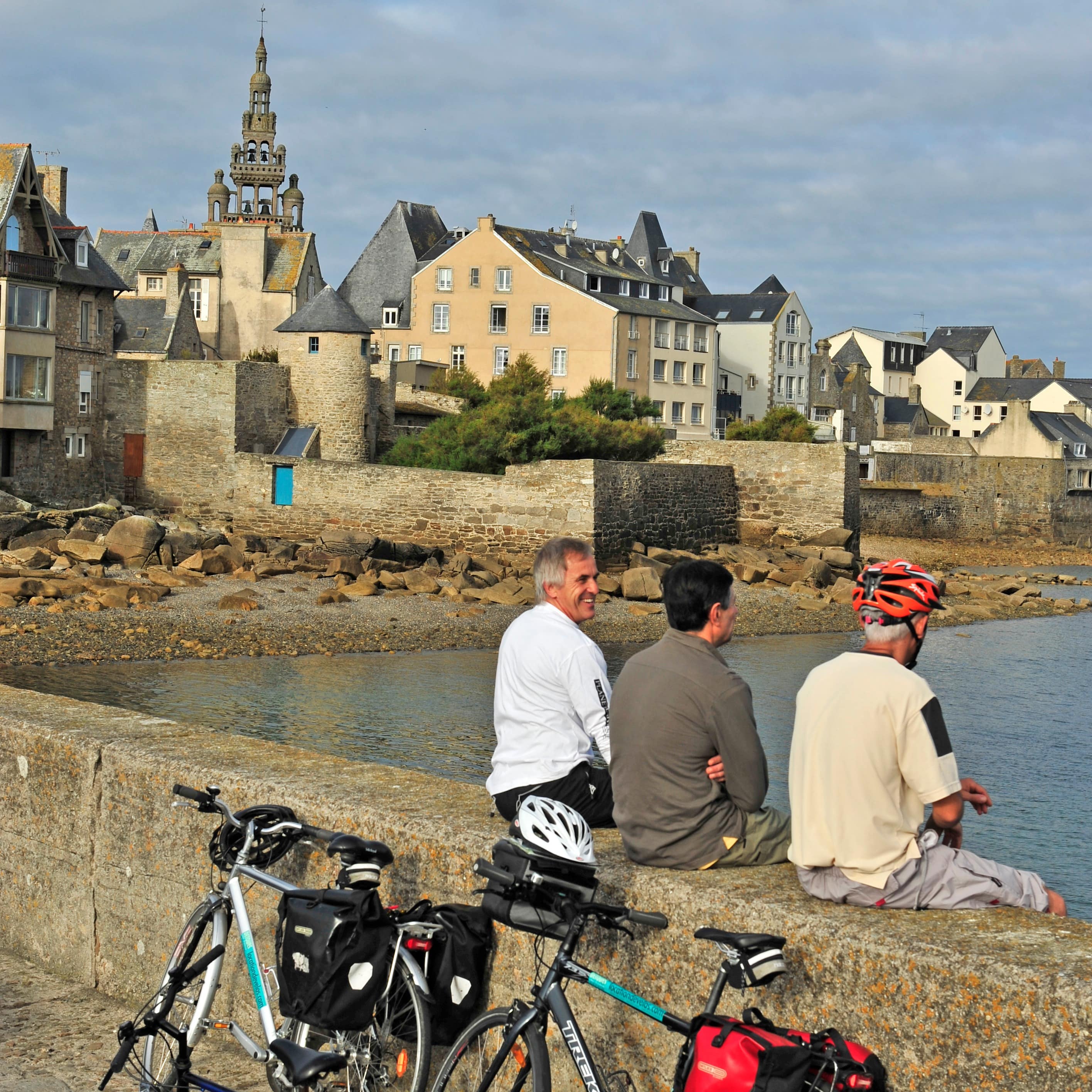 Vacances en famille dans le Finistère : une promenade familiale autour des remparts de Roscoff