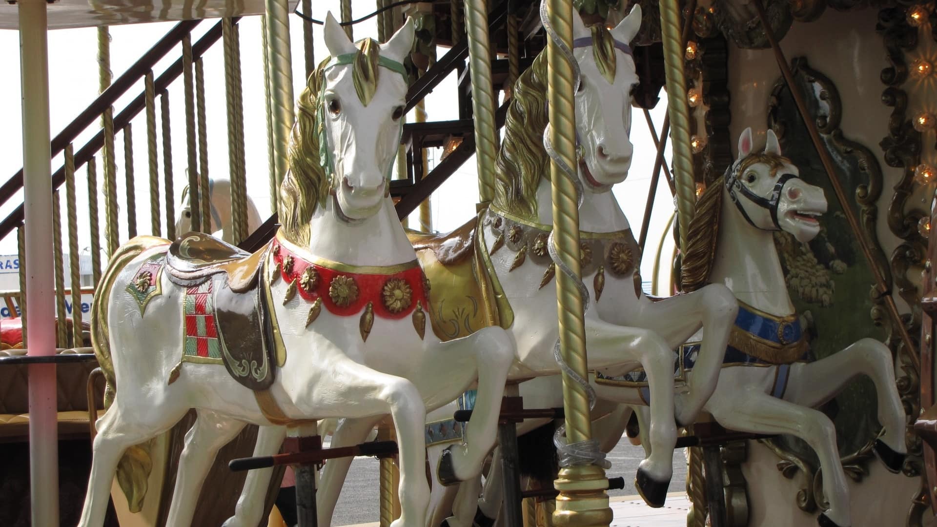Vue sur les petits chevaux en bois d’un carrousel de style ancien