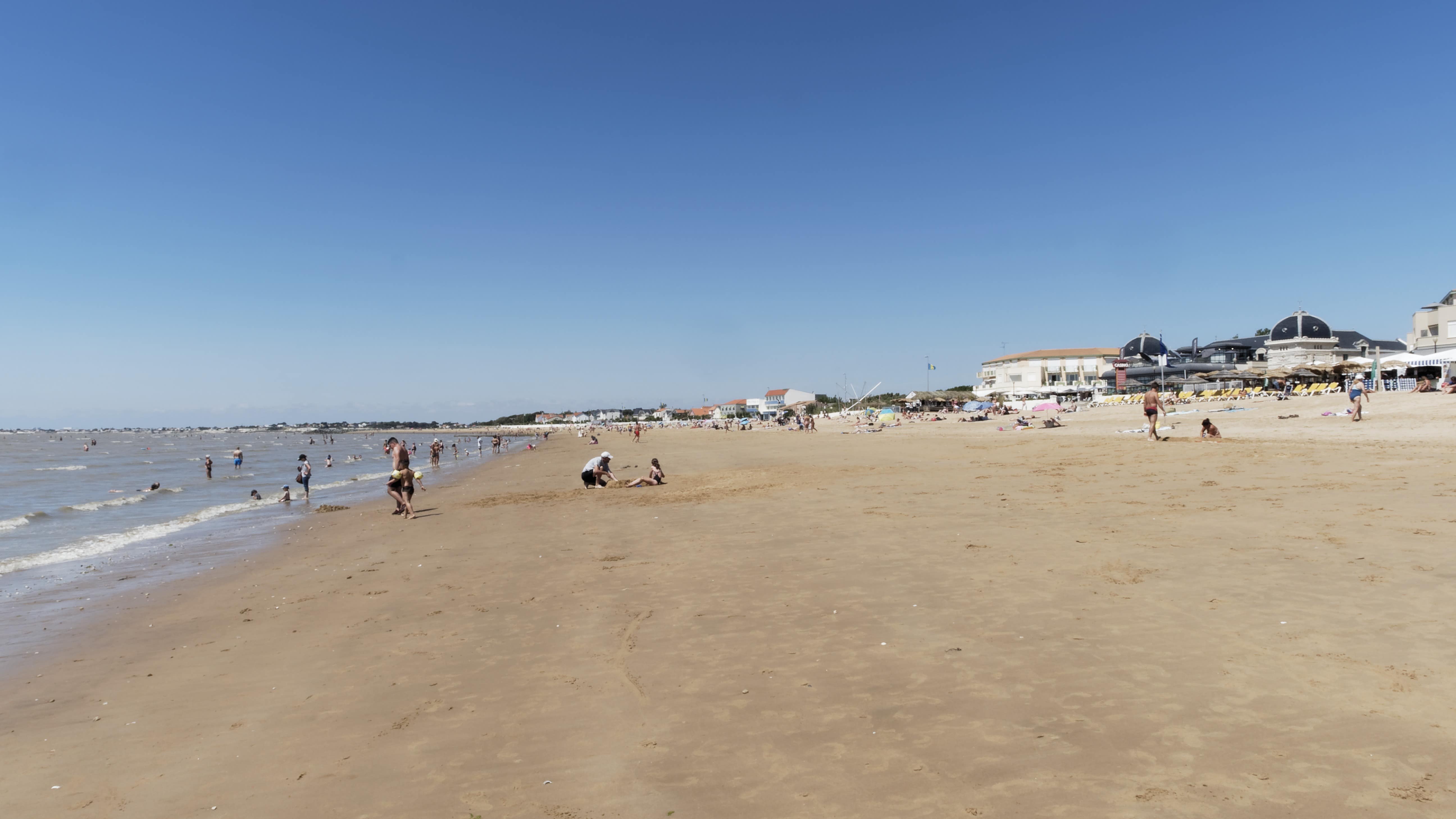 Des vacanciers sur le sable et dans l’eau sur la plage de Châtelaillon