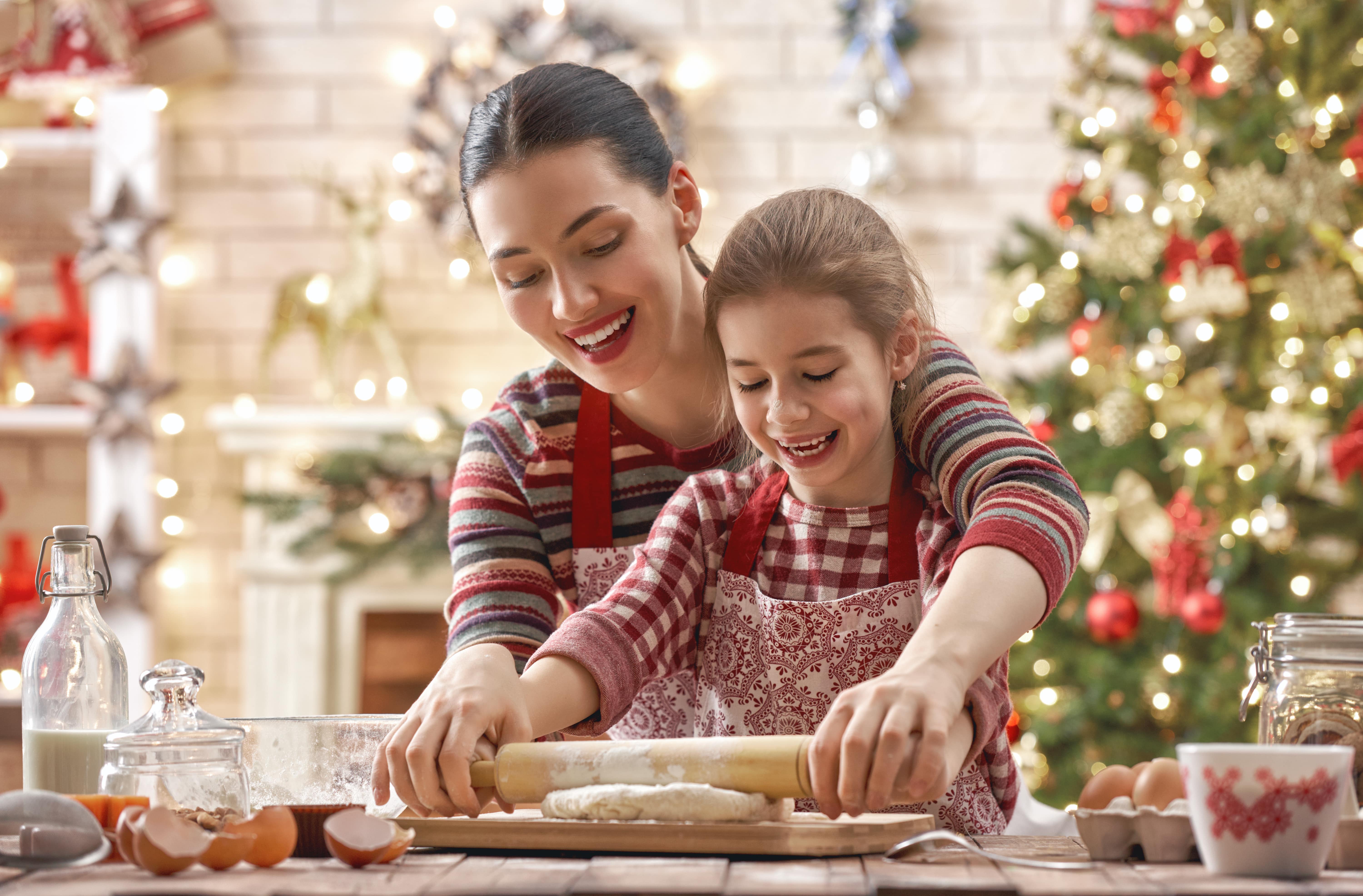 mère et fille cuisiner ensemble
