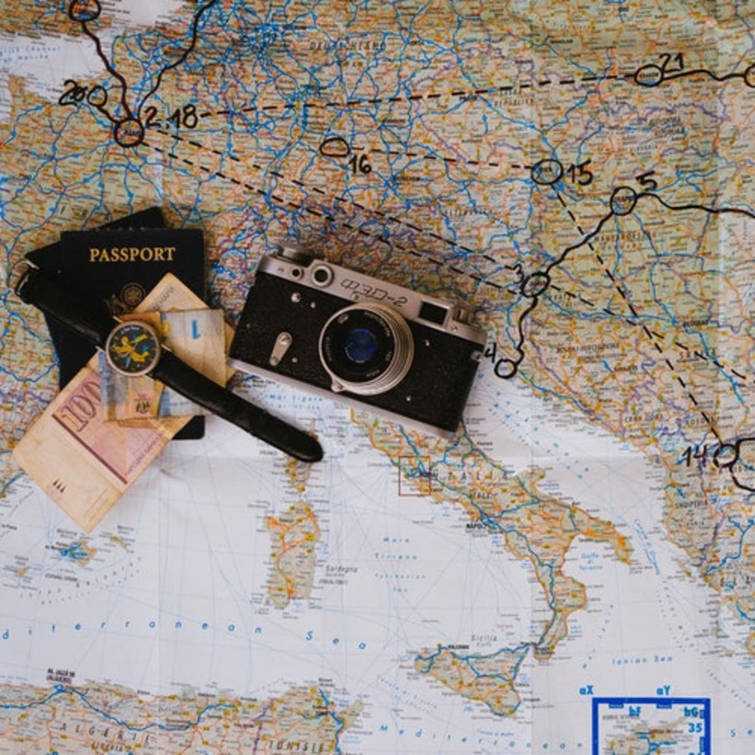 ou partir en juin au soleil pas cher, appareil photo, montre, passeport sur carte d'Europe