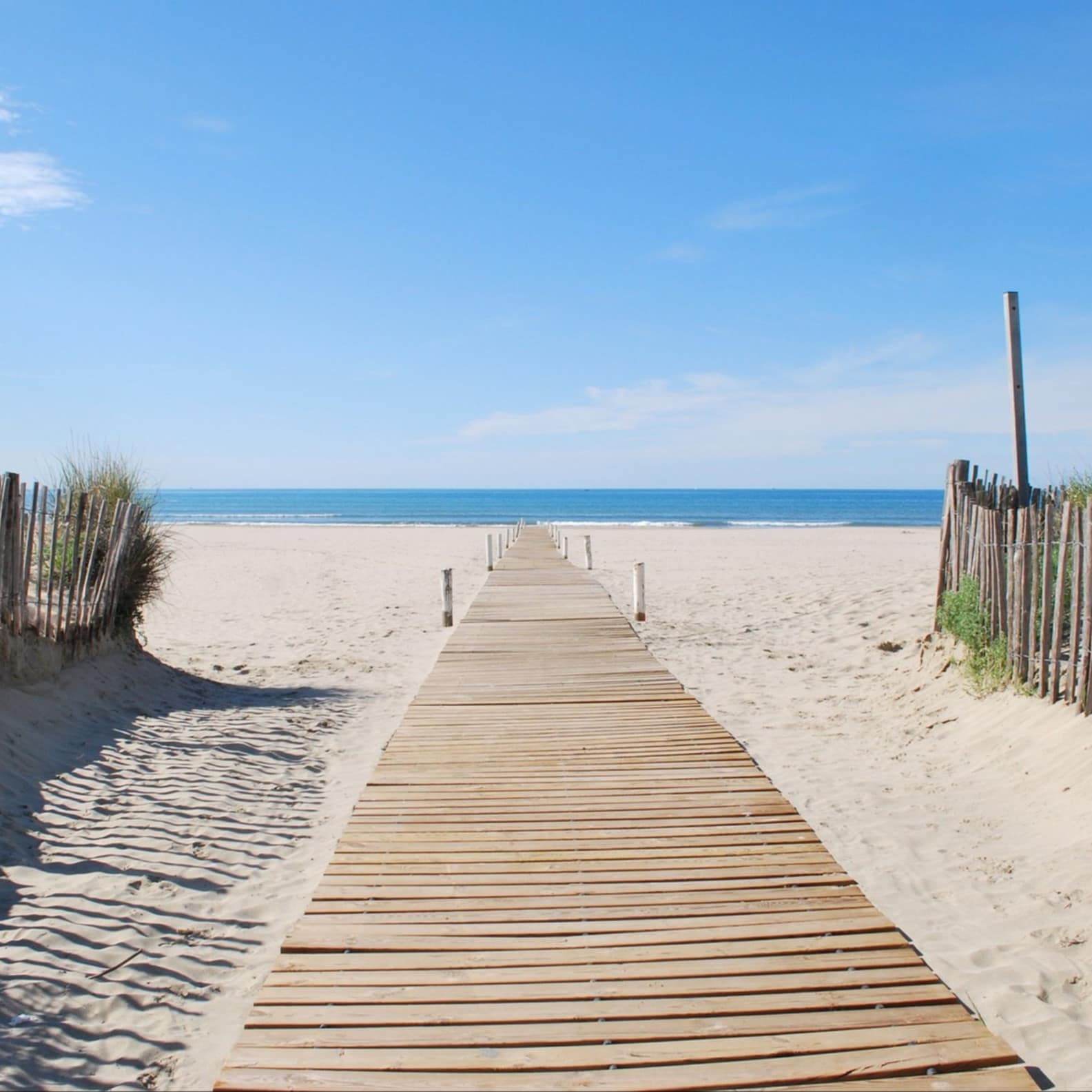 Cheminement en bois menant vers la mer Médietrranée, pas loin de Montpellier