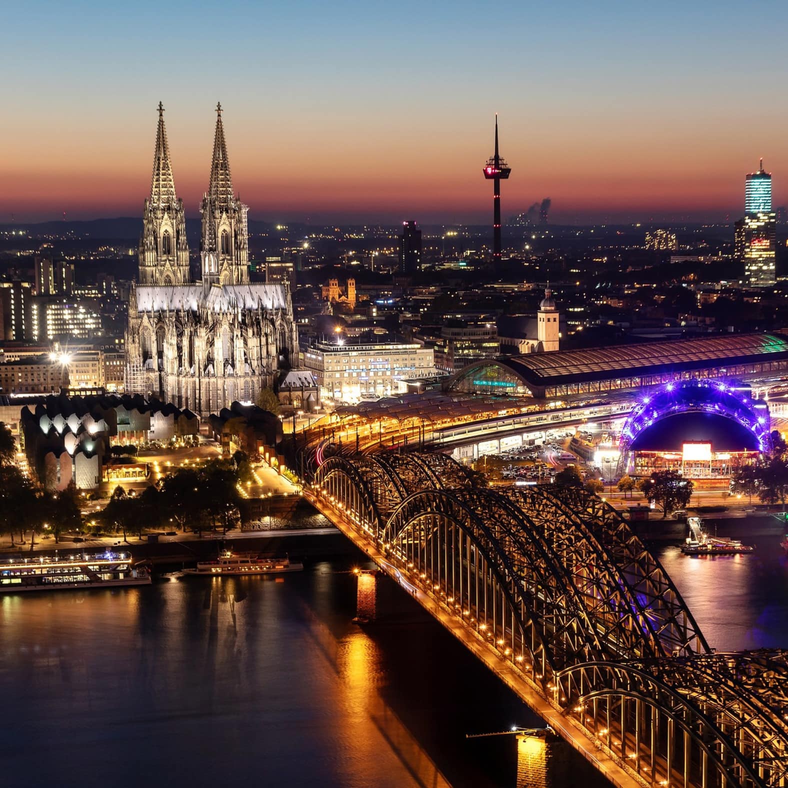 Vue sur Cologne de nuit, Allemagne