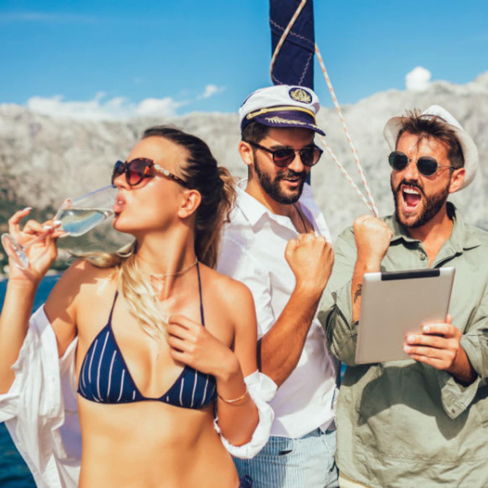 Groupe d’amis sur un bateau, buvant un verre, mer, vacances mer