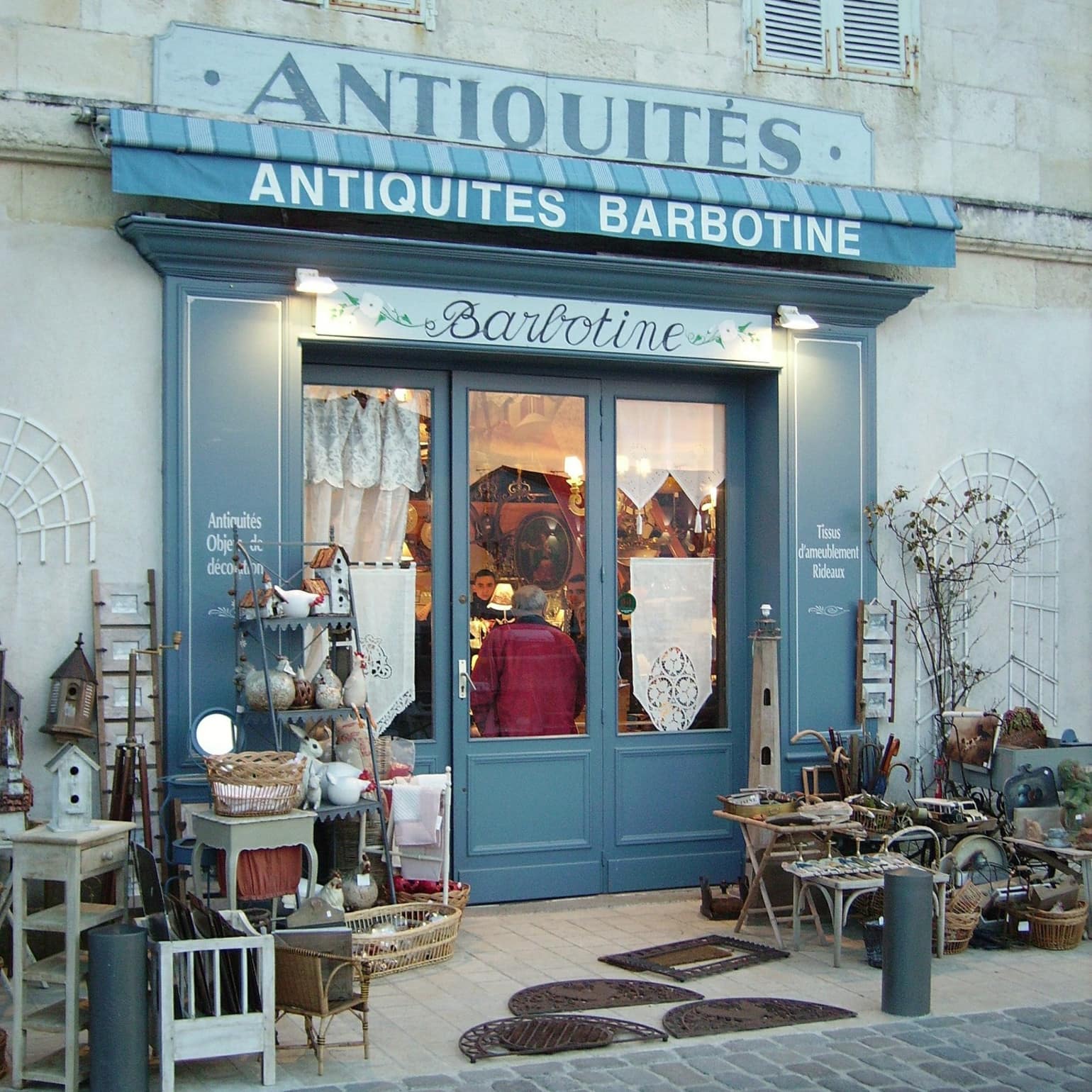 Façade en bois peinte en blue, d'une magnifique boutique d'antiquités sur l'île