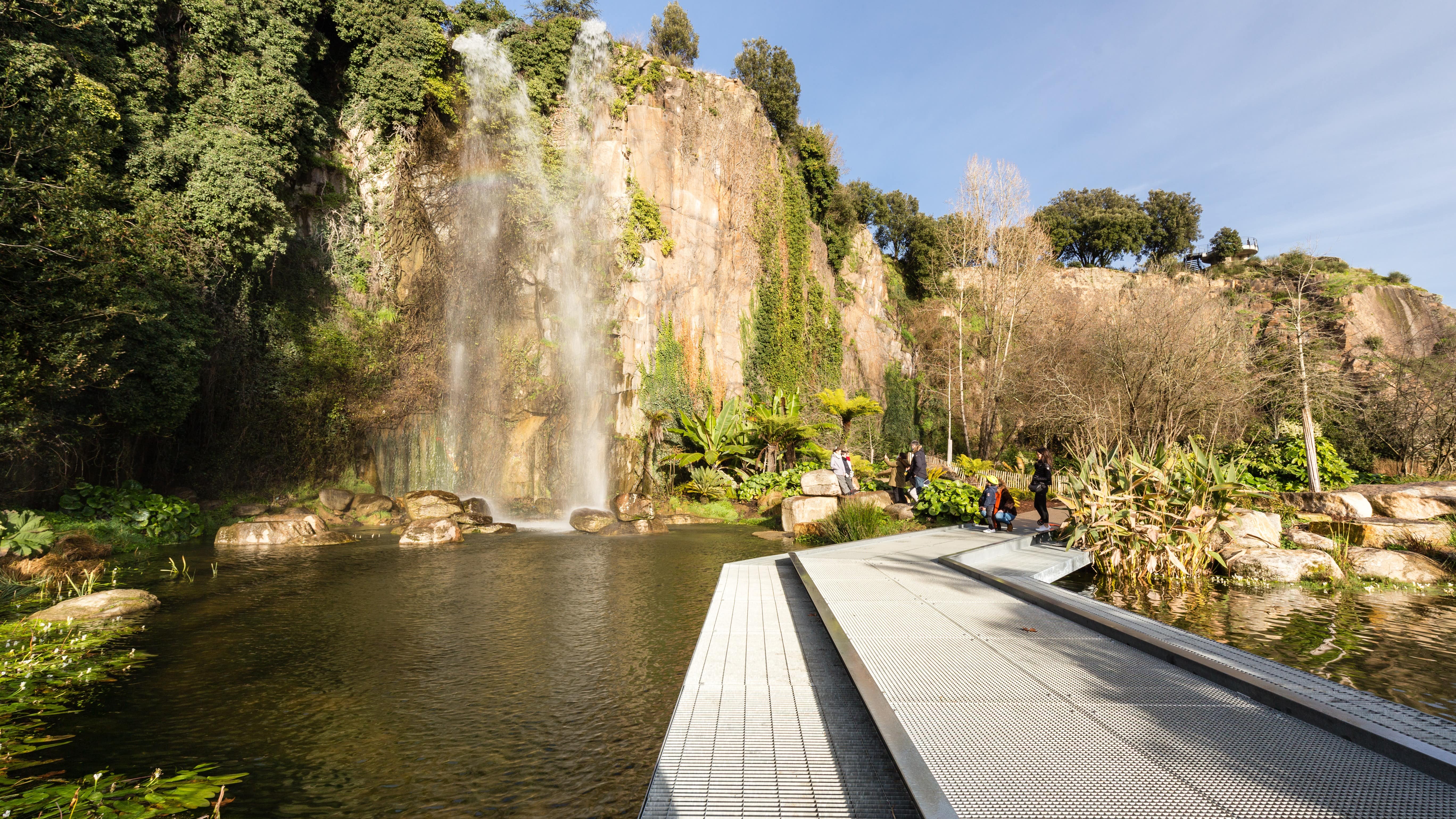 Vue sur la cascade du Jardin extraordinaire à Nantes