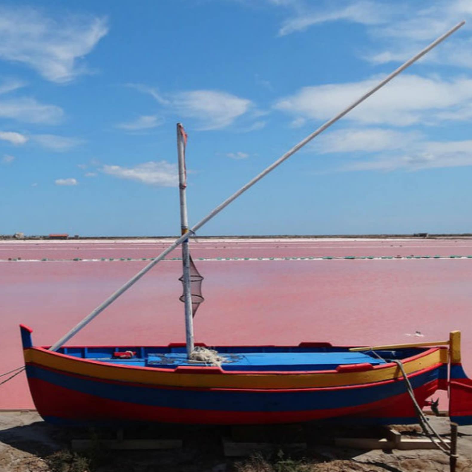 Bateau coloré, salin de Gruissan, location vacances bord de mer