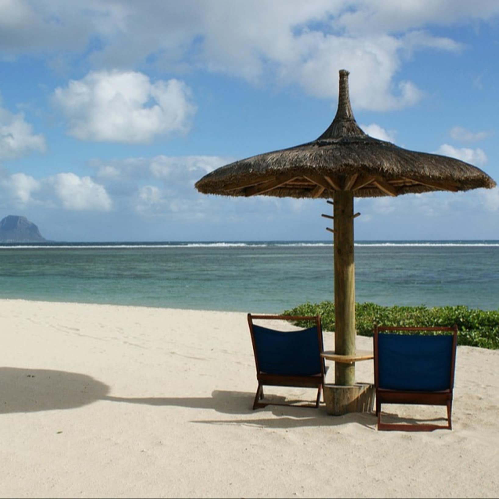 Deux chaises longues sous un palmier sur la plage, océan, villa ile Maurice