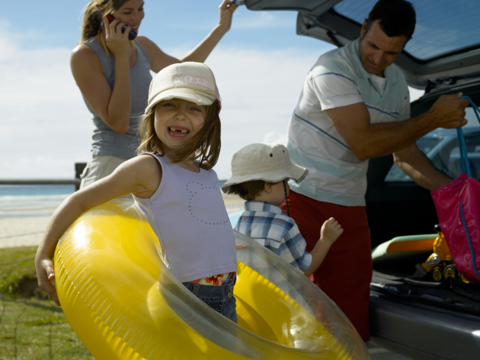 Etude YouGov pour Abritel sur les comportements familiaux en vacances :  des parents plus flexibles, des enfants plus libres